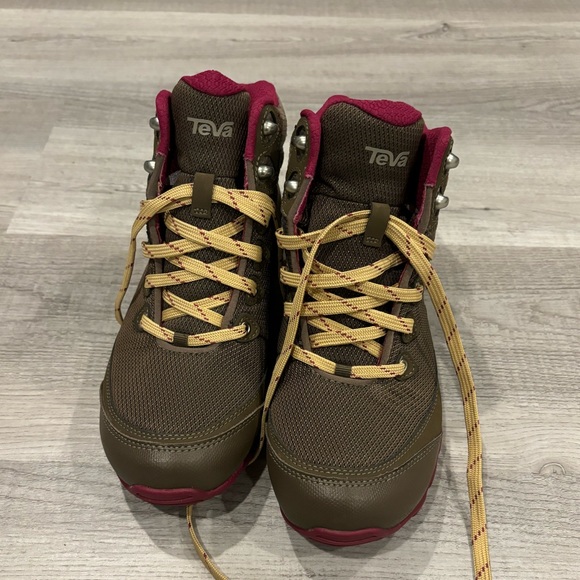 NWOT. Teva hiking boots. - Picture 3 of 4